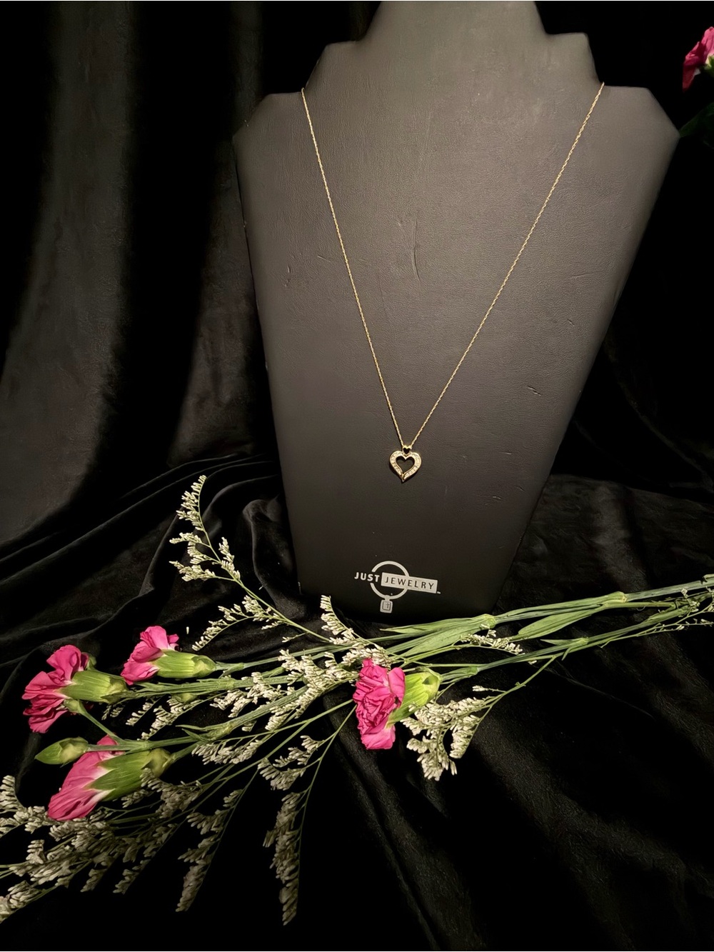 10Kt Gold Heart Diamond Pendant Necklace